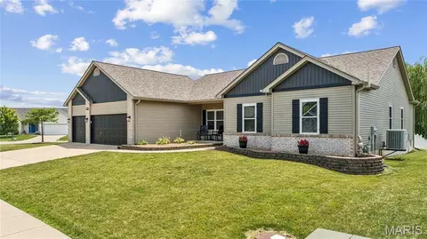 800 Mule Creek Dr, Wentzville, MO 63385
