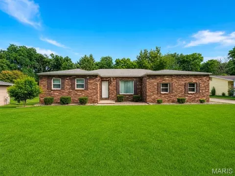 309 Bauer Ln, Maryville, IL 62062