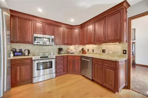 Kitchen - 106 Meadow Ln, Saint Robert, MO 65584 photo 2 of 4