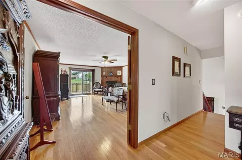 Entry Way - 106 Meadow Ln, Saint Robert, MO 65584 photo 7 of 9