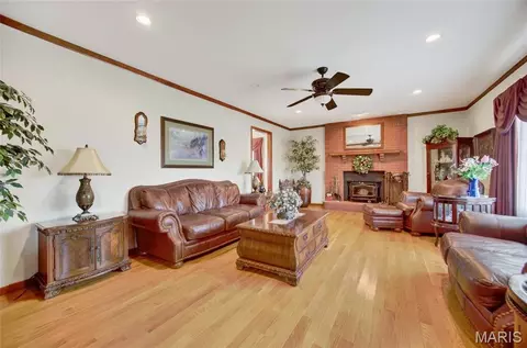 Living - 106 Meadow Ln, Saint Robert, MO 65584 photo 3 of 5