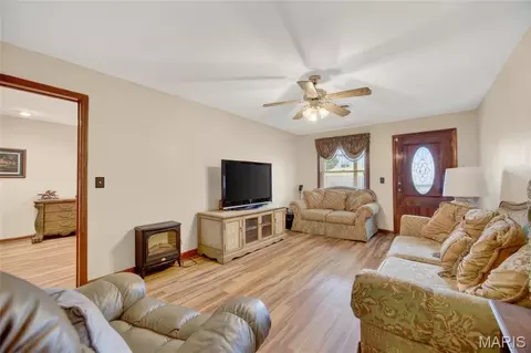 Living - 106 Meadow Ln, Saint Robert, MO 65584 photo 5 of 5