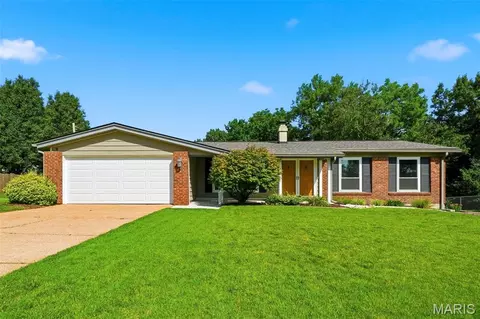 4970 Fernhill Dr, Saint Louis, MO 63128