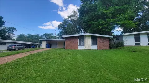 340 Holiday Hill Dr, Florissant, MO 63033
