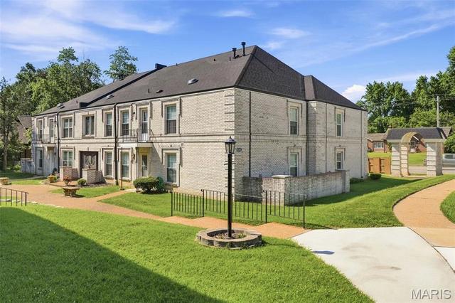 4392 Chateau De Ville Dr #H, Saint Louis, MO 63129