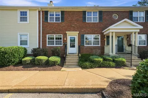 8907 Wrenwood Ln, Brentwood, MO 63144