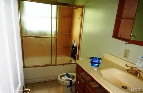 Bath - 3552 Circle Dr, Imperial, MO 63052 photo 2 of 2