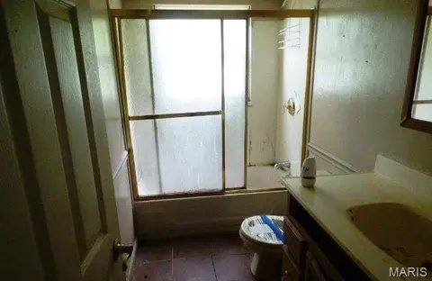 Bath - 3552 Circle Dr, Imperial, MO 63052 photo 1 of 2