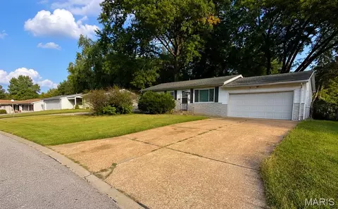 1457 Widefields Ln, Saint Louis, MO 63138