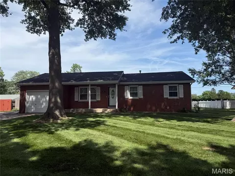 113 Whispering Oaks Dr, Bethalto, IL 62010