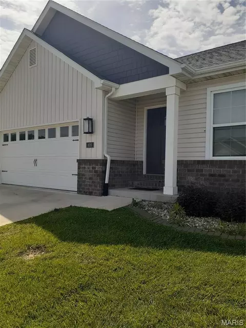 808 Applewood Creek Dr, Fairview Heights, IL 62208