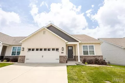 808 Applewood Creek Dr, Fairview Heights, IL 62208