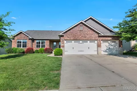 1913 Crimson Oak Dr, Maryville, IL 62062
