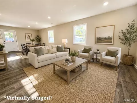 Living - 868 E 2nd St, Centralia, IL 62801 photo 2 of 3