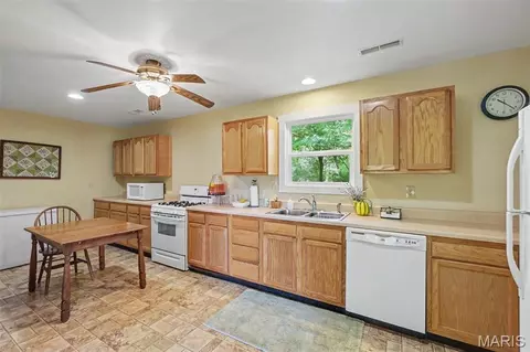 Kitchen - 6948 Highway Cc, Leslie, MO 63056 photo 3 of 6