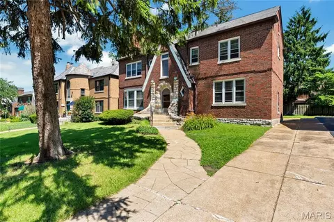 8015 Davis Dr, Clayton, MO 63105