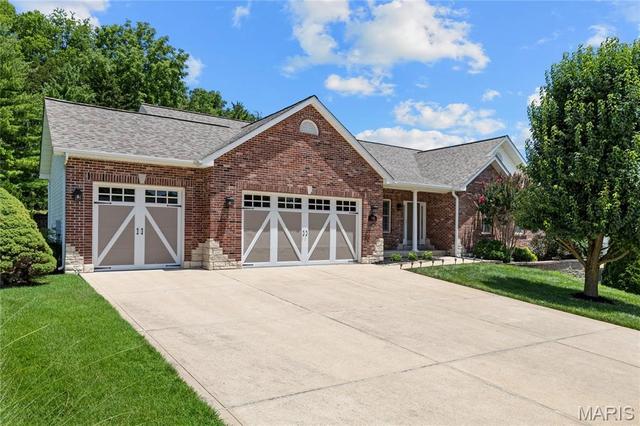 945 Huntington Chase Dr, Fenton, MO 63026
