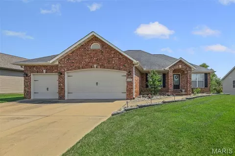 140 Stonebridge Bluff Dr, Maryville, IL 62062