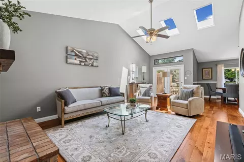 Living - 724 Sandy Summit Dr, Ballwin, MO 63021 photo 1 of 4