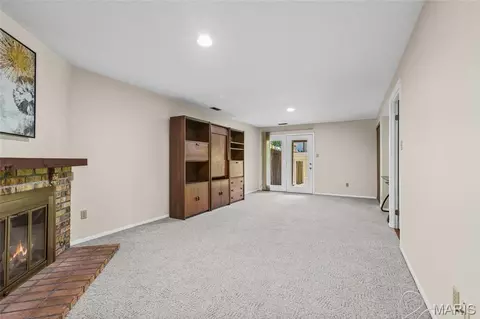 Living - 724 Sandy Summit Dr, Ballwin, MO 63021 photo 3 of 4