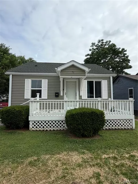 72 W Beach Ave, Wood River, IL 62095