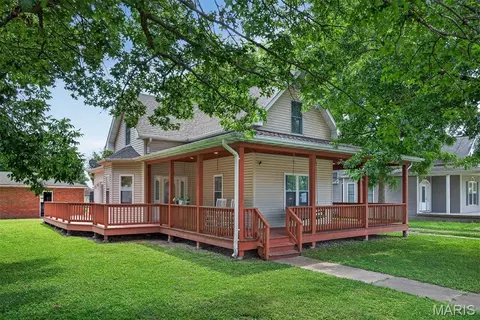 Exterior - 310 E Main St, Alhambra, IL 62001 photo 2 of 17