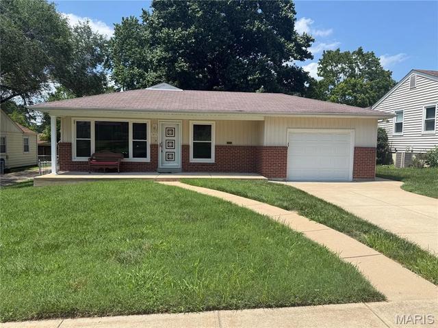 1011 Hawthorn Ave, Saint Charles, MO 63301