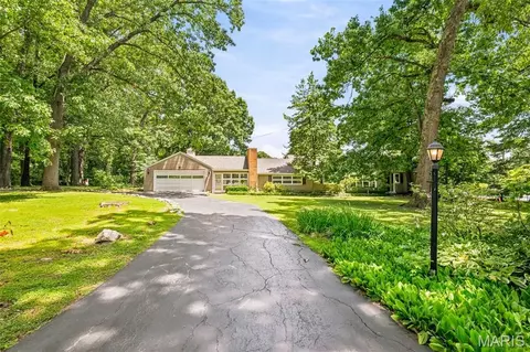 1310 Hollins Dr, Saint Louis, MO 63135