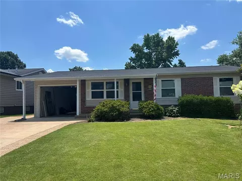 11824 Welcome Dr, Maryland Heights, MO 63043