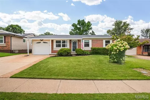 11824 Welcome Dr, Maryland Heights, MO 63043