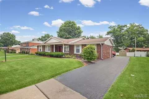 5303 River Aire Dr, Godfrey, IL 62035