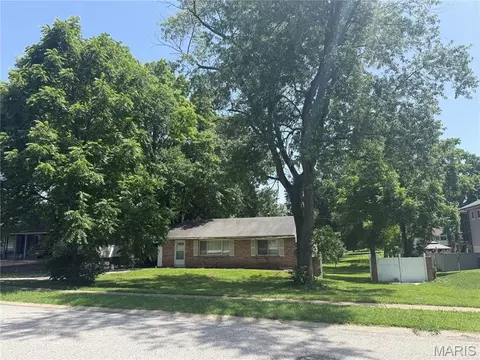 802 Connie Ln, Manchester, MO 63021