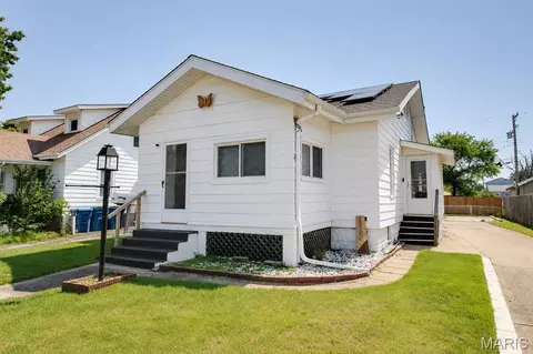 455 N 1st St, Wood River, IL 62095