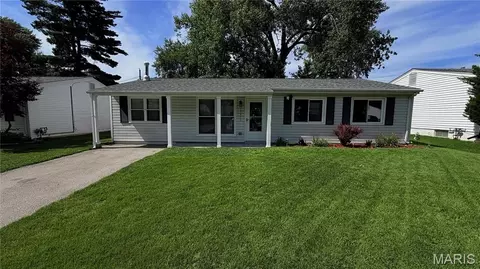 11971 Brookmont Dr, Maryland Heights, MO 63043