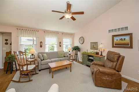 Living - 2 Jackson Cir, Festus, MO 63028 photo 3 of 5