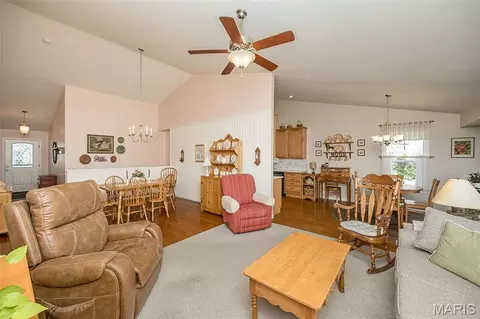 Living - 2 Jackson Cir, Festus, MO 63028 photo 4 of 5