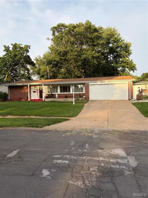 1360 Nashua Dr, Florissant, MO 63033