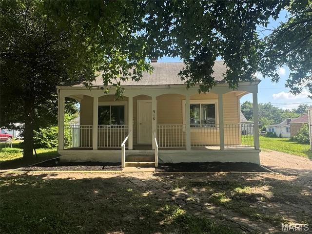 916 E College Ave, Greenville, IL 62246