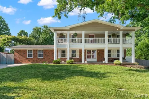 210 Capri Dr, Florissant, MO 63033