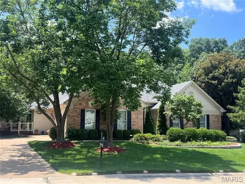 12402 Stratford Ridge Ct, Creve Coeur, MO 63141