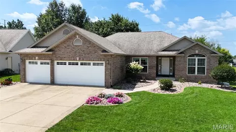 7525 Stonebridge Golf Dr, Maryville, IL 62062