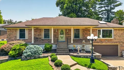 468 Falaise Dr, Creve Coeur, MO 63141