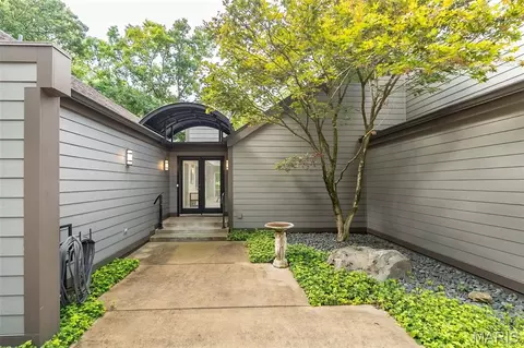 12420 Robyn Rd, Sunset Hills, MO 63127