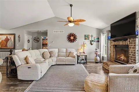 Living - 1907 Eagle Crst, Barnhart, MO 63012 photo 2 of 3