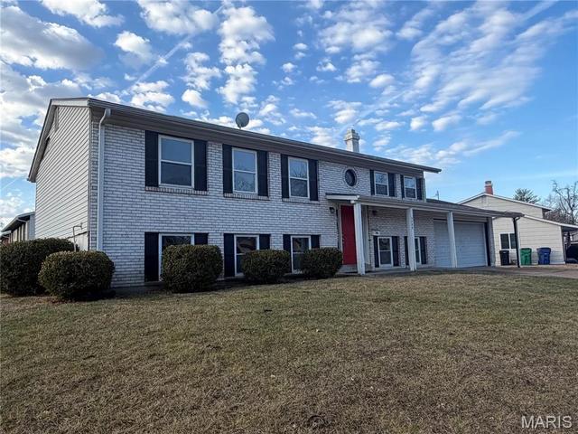 2290 Montagne Dr, Florissant, MO 63033