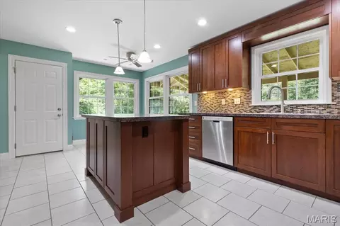 Kitchen - 44 Wilderness Ln, Defiance, MO 63341 photo 4 of 5