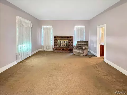 Living - 305 E Main St, Washington, MO 63090 photo 4 of 7