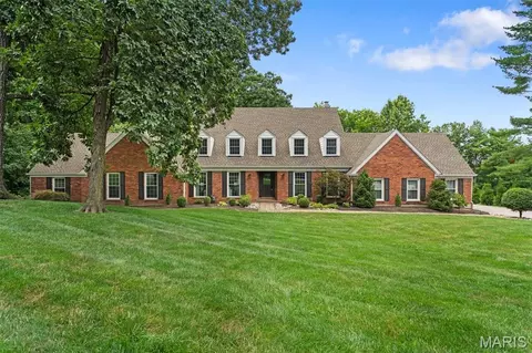 901 Mason Wood Dr, Saint Louis, MO 63141