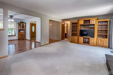 Living - 862 College Rd, Union, MO 63084 photo 3 of 5