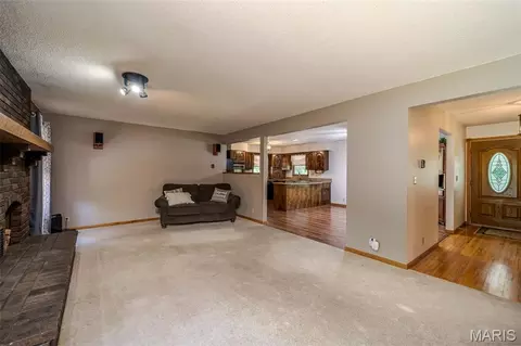 Living - 862 College Rd, Union, MO 63084 photo 4 of 5